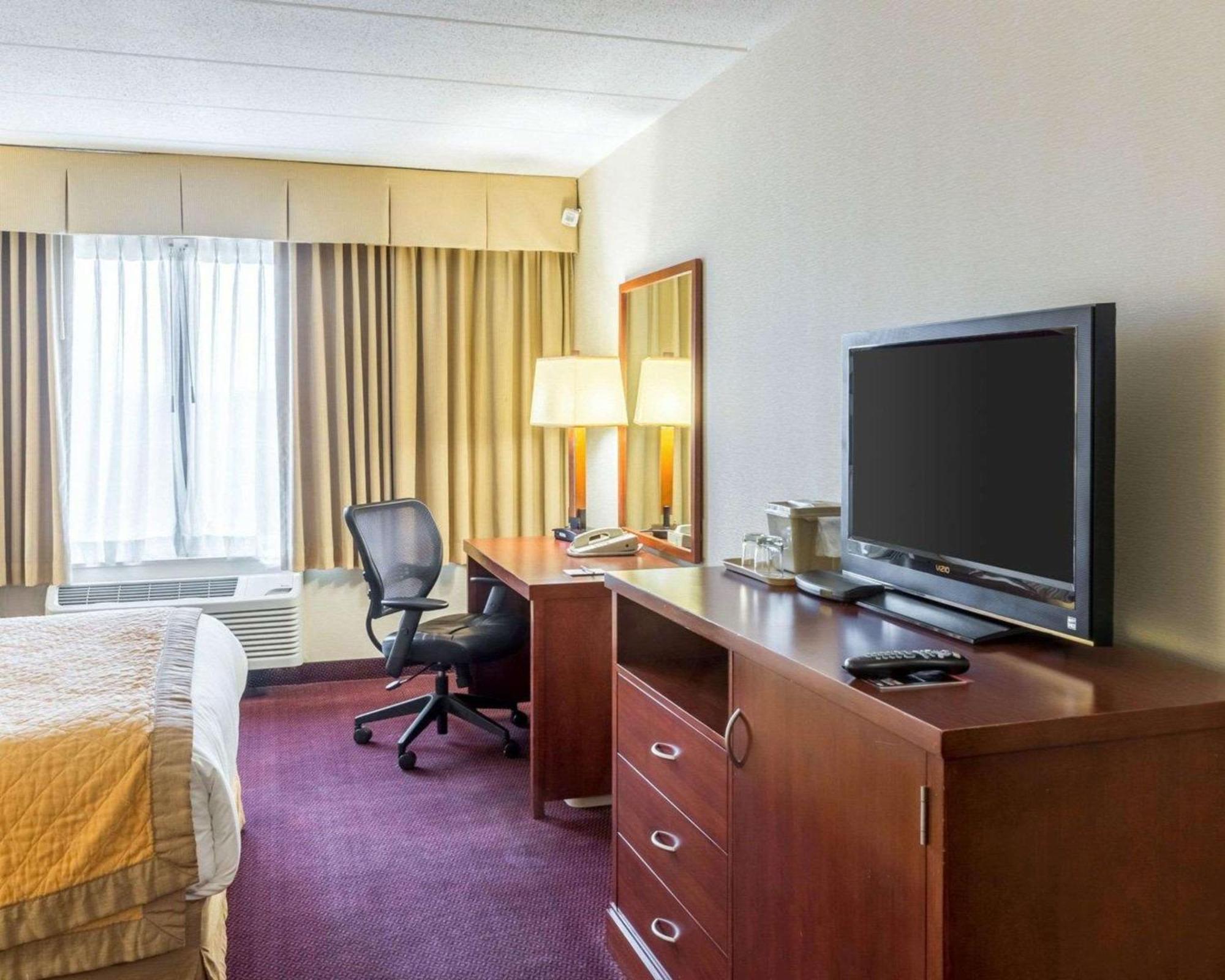 Clarion Hotel Somerset - New Brunswick Exteriör bild